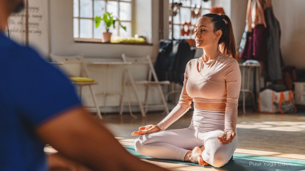 Werken met de warmte in de yogastudio van Puur Yoga Uden tijdens een warme dag.