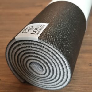 Zwarte Love Generation yogamat met antislip oppervlak