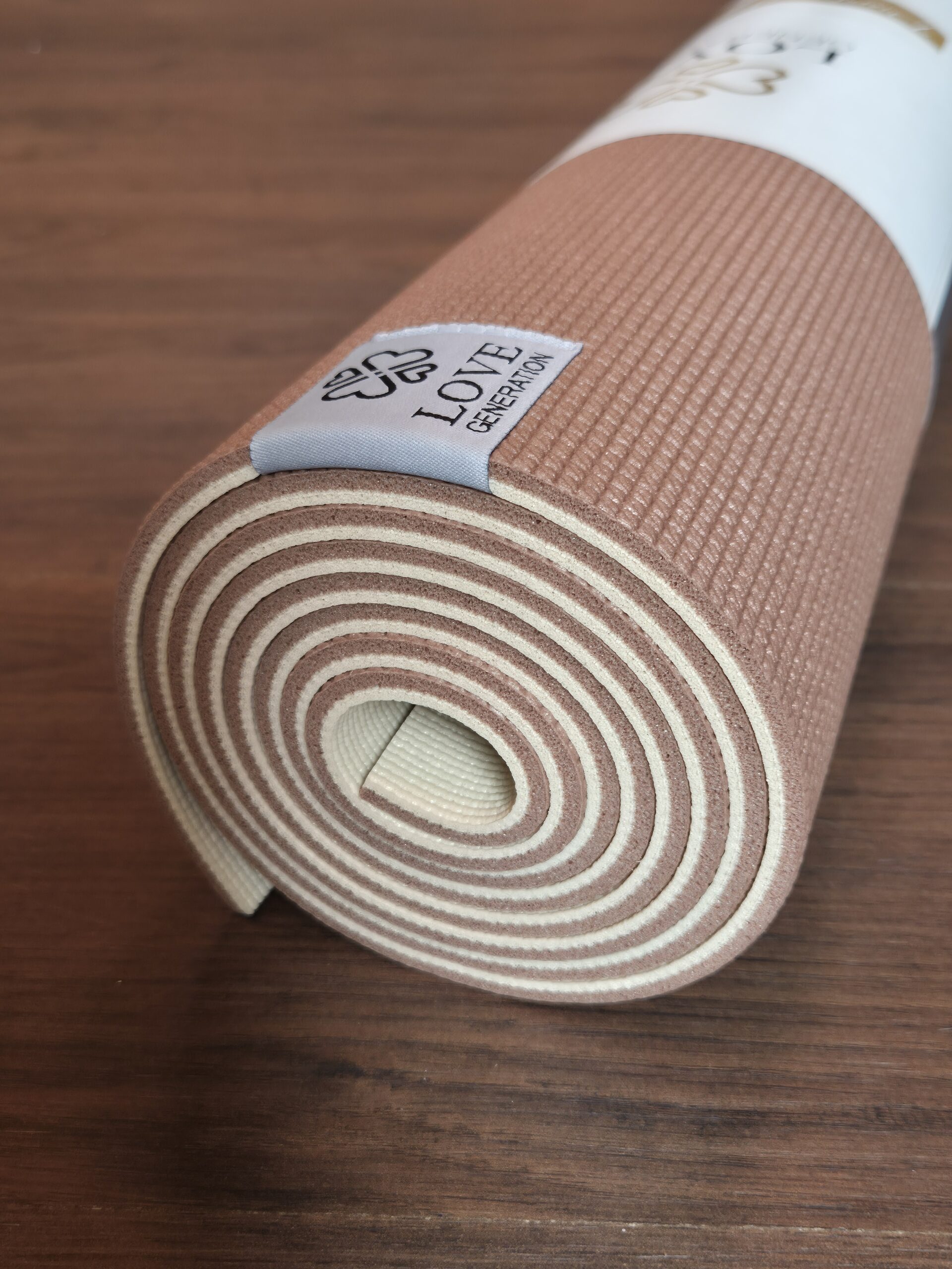 premium-yogamat-6mm-excellent-earth Love Generation Premium Yogamat Excellent Earth opgerold