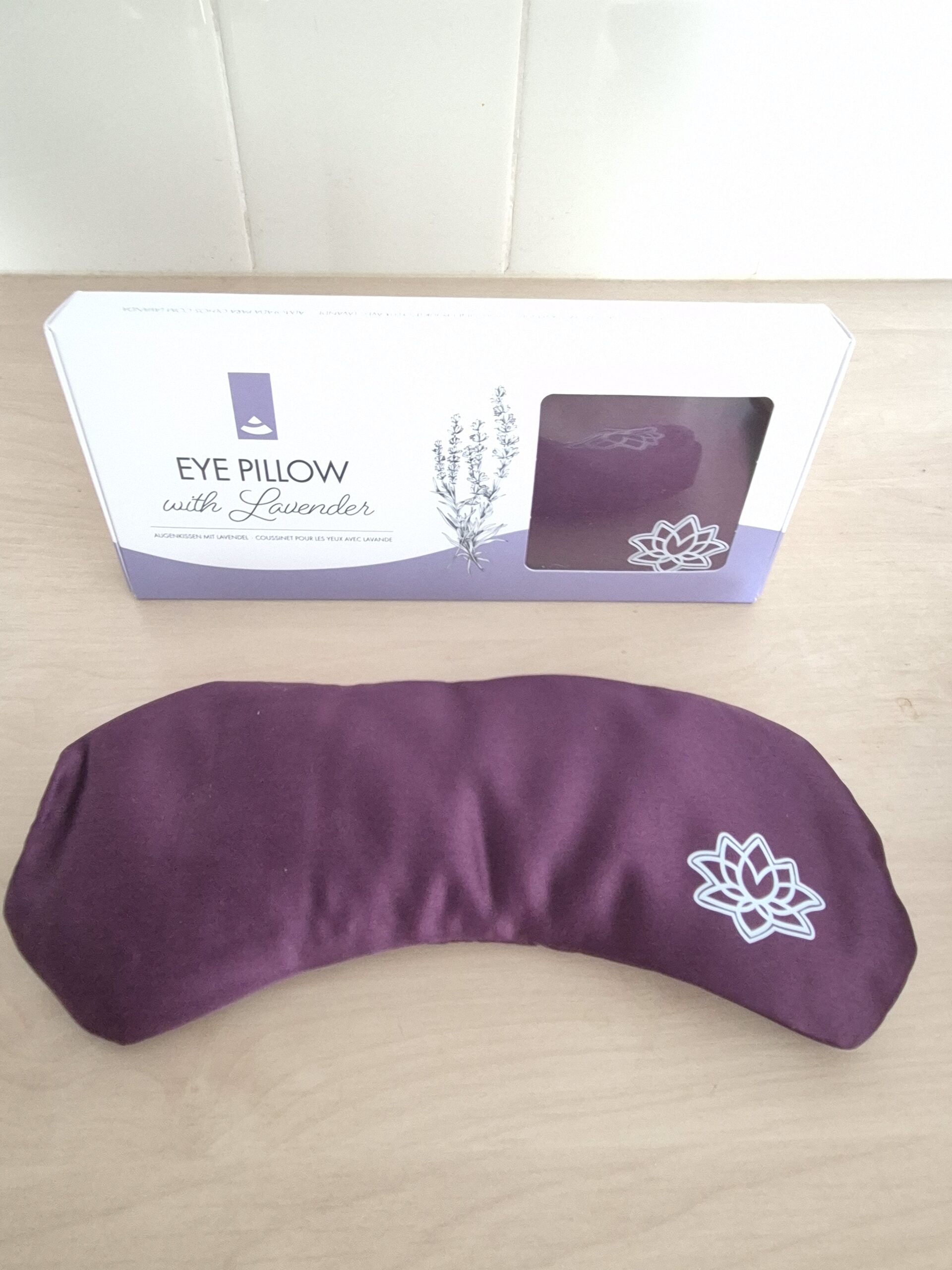 Oogkussen met lavendel aubergine Yoga oogkussen van mako-satijn met biologische lavendel in aubergine