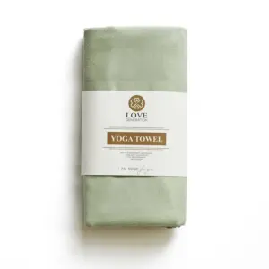 Groene yoga handdoek van microvezel op yogamat