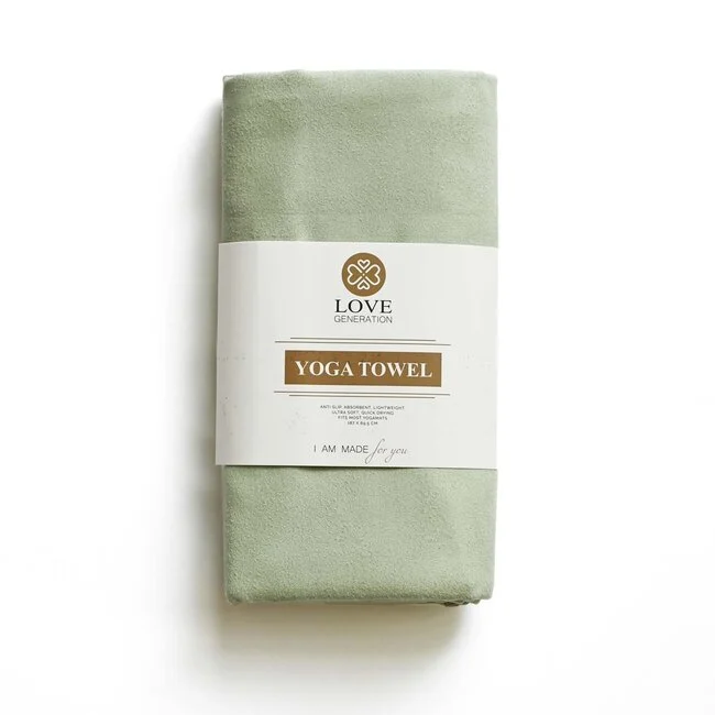 tweezijdige-yoga-handdoek-donkergroen-sage (1) Groene yoga handdoek van microvezel op yogamat